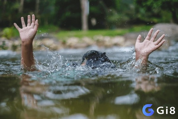 Ngủ mơ thấy người chết đuối cho thấy bạn đang bị căng thẳng và stress, chưa tìm ra được cách giải quyết